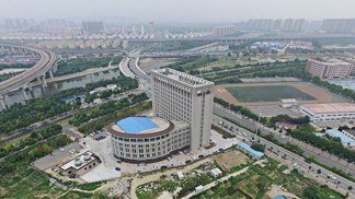 Toto centrum vzdělanosti je všechno možné, jen ne důstojné.