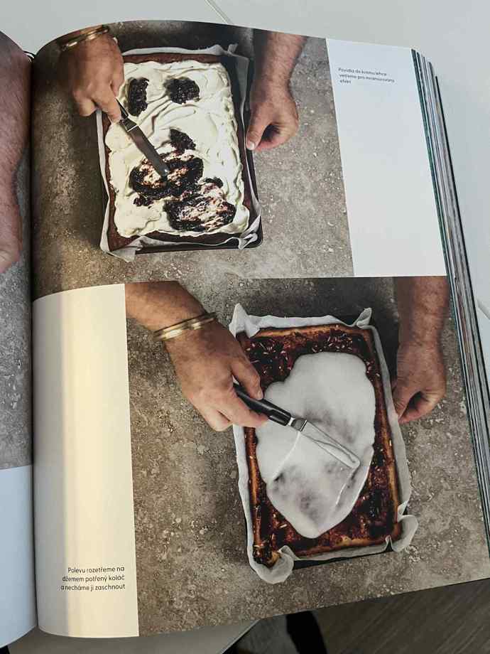 Povidla do krému lehce vetřeme pro mramorový efekt. Polevu potom rozetřeme na džemem potřený koláč a necháme ji zaschnout. 