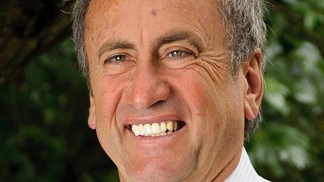 Schneider byl prohlášen lékaři za slepého. Díky cvičení dnes řídí a čte bez brýlí.