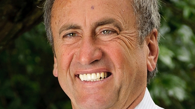 Schneider byl prohlášen lékaři za slepého. Díky cvičení dnes řídí a čte bez brýlí.