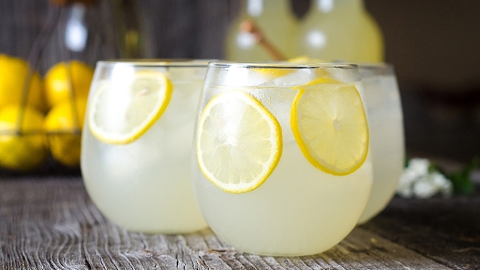 Pozorujte bedlivě dění za barem. Pokud obsluha nepoužívá kleštičky, mějte se na pozoru.