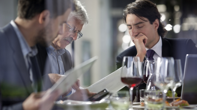 Jídelní lístek v některých restauracích není jen seznamem jídel a nápojů. Ale nabídka sestavená tak, abyste neváhali dát peníze z ruky.
