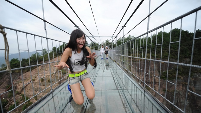 Haohan Quio („Most statečných mužů“) je prvním skleněným mostem v Číně. Budí takový respekt, že na něm turisté padají na kolena.