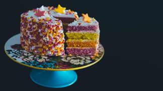 Takto naporcovaný dort nevydrží tolik, kolik by mohl.