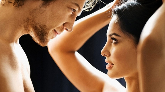 Dlouhé pohledy mohou zažehnout pocity lásky.