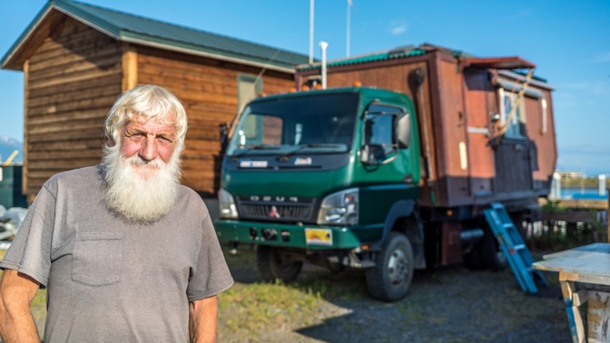 John je doma, ať je kdekoliv. Své obydlí si vozí s sebou.