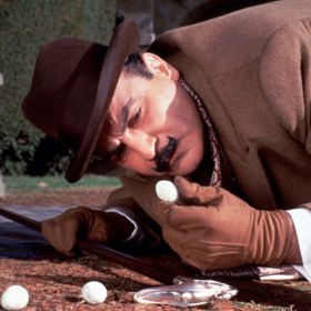 Hercule Poirot na snímku v podání herce Davida Sucheta v epizodě Tragédie v Marsdonu.