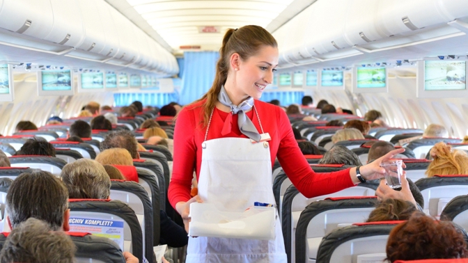 Vidíte, že letuška tlačí vozík s jídlem či pitím? Nesnažte se jí vnutit odpadky.