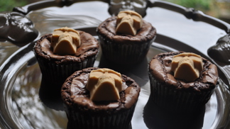 V rozumném množství pomáhá uvolňovat hormony štěstí, v tom přehnaném může zabíjet. Posviťte si na čokoládu.