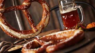 Pivo a preclík - tato dvojice je poznávacím znamením Oktoberfestu, největšího pivního festivalu na světě.