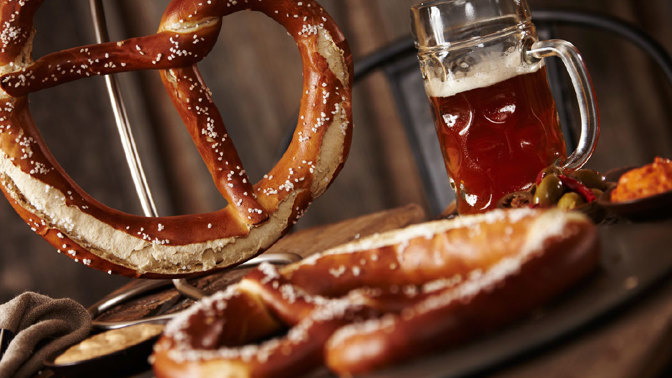 Pivo a preclík - tato dvojice je poznávacím znamením Oktoberfestu, největšího pivního festivalu na světě.