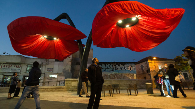 Ve dne stín, v noci světlo. Květinová instalace v Jeruzalémě plní hned několik účelů.