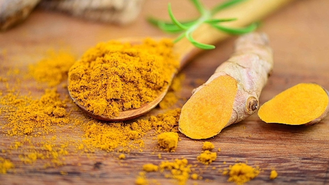 Kurkuma se ve světě těší oblibě díky tzv. zlatému mléku – směsi kokosového mléka a kurkumy. Hubnutí s ním jde rychleji.