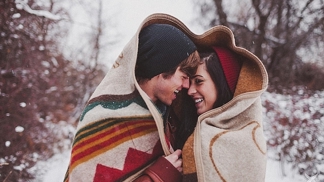 Jako šašek. Když je chlap zamilovaný, snaží se ženu ohromit za každou cenu.