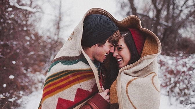 Jako šašek. Když je chlap zamilovaný, snaží se ženu ohromit za každou cenu.