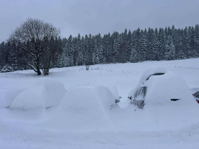 Auta zasypal sníh. 