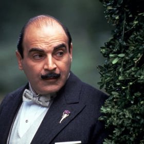 Hercule Poirot, detektiv, který se zrodil v hlavě spisovatelky Agathy Christie. Na snímku v podání herce Davida Sucheta v epizodě Nástrahy zubařského křesla.