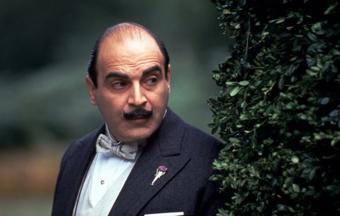 Hercule Poirot, detektiv, který se zrodil v hlavě spisovatelky Agathy Christie. Na snímku v podání herce Davida Sucheta v epizodě Nástrahy zubařského křesla.