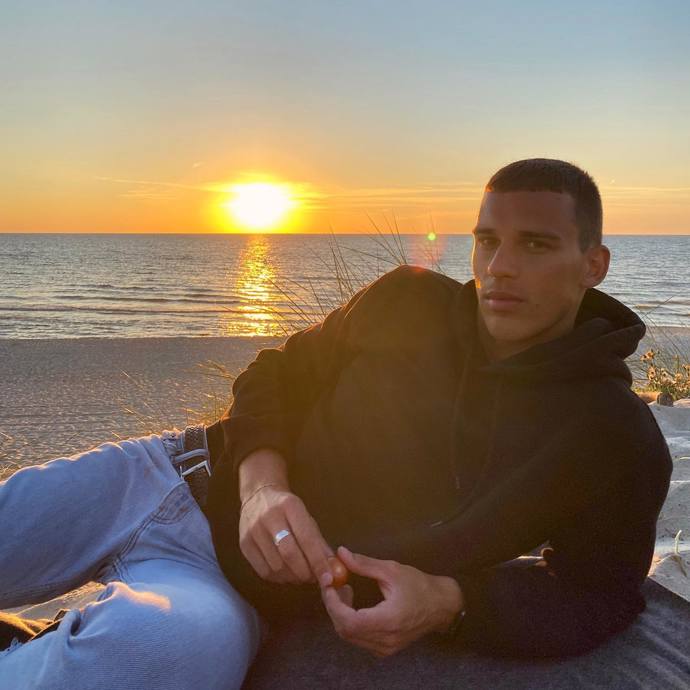 Adrian Chabada je fešák.