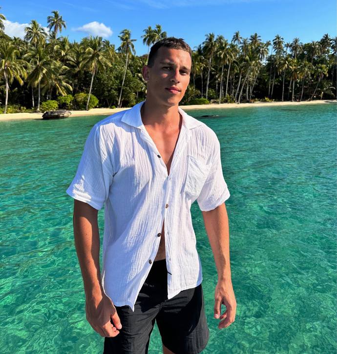 Adrian Chabada žije v Dubaji. 