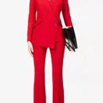 Originální kostým Kate Middleton od Alexandera McQueena už je vyprodaný, ale podobný určitě seženete v běžné konfekci. 