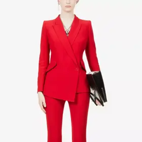 Originální kostým Kate Middleton od Alexandera McQueena už je vyprodaný, ale podobný určitě seženete v běžné konfekci. 