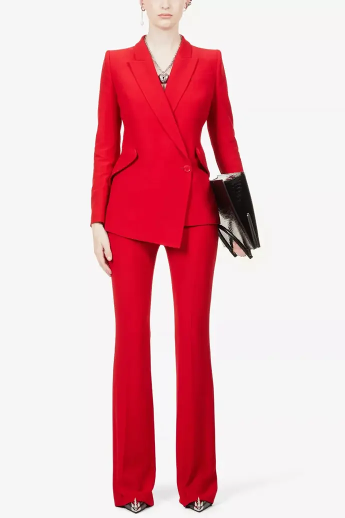 Originální kostým Kate Middleton od Alexandera McQueena už je vyprodaný, ale podobný určitě seženete v běžné konfekci. 