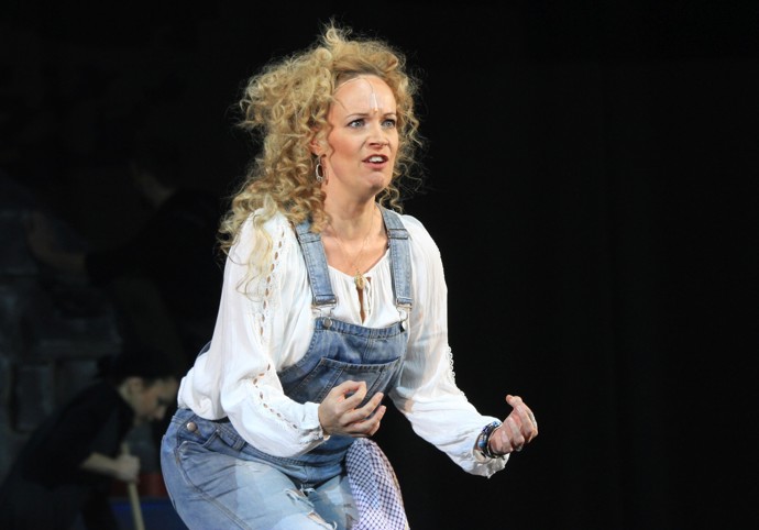 S manželem je již jednadvacet let a má čtyři děti, které se taktéž daly na uměleckou dráhu. Následují snímky ze seriálu Četnické humoresky, kde si Alena Antalová zahrála.