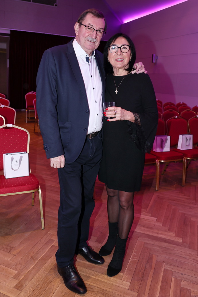 Zdeněk Barták s manželkou, která na přehlídku zvolila své oblíbené černé koktejlky - dámy, tímto modelem nemůžete nic zkazit! 