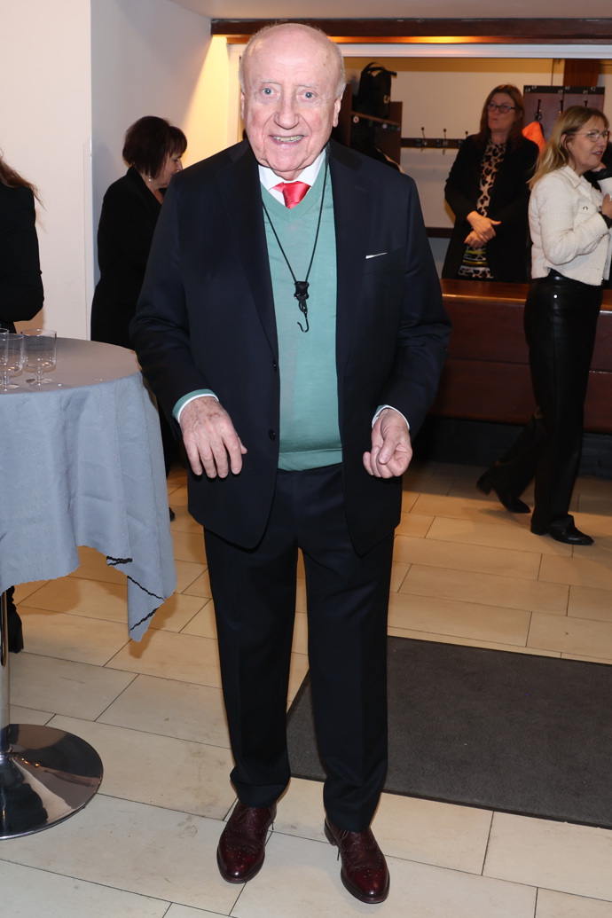 Felix Slováček oblékl černý oblek a pod něj navrstvil ještě zelený svetr - inu, zimní sezona si žádá teplejší oblečení. 