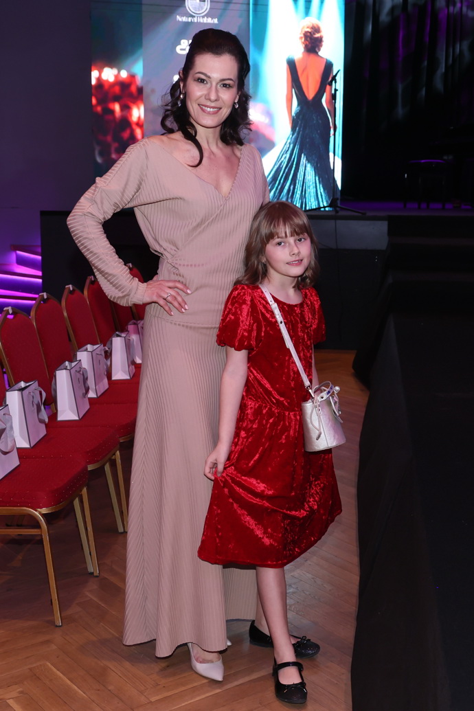 Jana Doleželová se pochlubila dcerkou Verunkou, která oblékla slušivé červené šatičky doplněné o stříbrnou cross body kabelku a černé sandálky. 