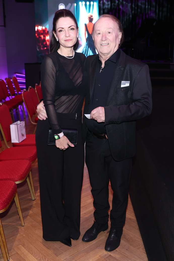 Petr Janda oblékl černý oblek s černou košilí, kravatu nechal doma. 