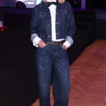 Vendula Pizingerová oblékla komplet z tmavé džínoviny doplněný o bílou košili a černého motýlka.