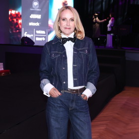 Vendula Pizingerová oblékla komplet z tmavé džínoviny doplněný o bílou košili a černého motýlka. 