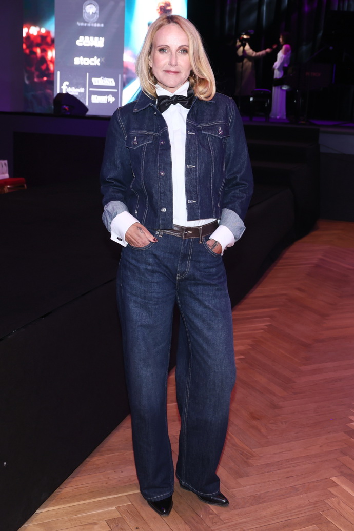 Vendula Pizingerová oblékla komplet z tmavé džínoviny doplněný o bílou košili a černého motýlka. 