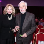 Jan Rosák s manželkou Jiřinou, která stejně jako na nedávné jiné společenské akci oblékla černý propínací svetřík s výrazným zlatým náhrdelníkem.