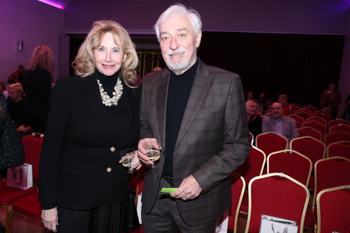 Jan Rosák s manželkou Jiřinou, která stejně jako na nedávné jiné společenské akci oblékla černý propínací svetřík s výrazným zlatým náhrdelníkem. 