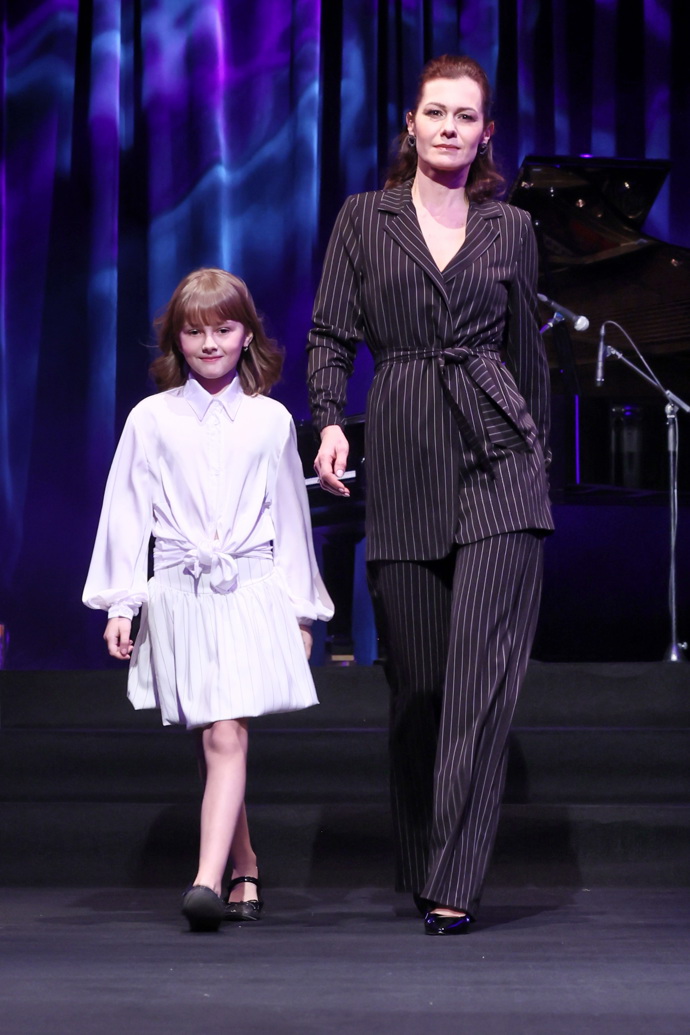 Obě dámy jsme ten večer mohli vidět také na přehlídkovém mole. 