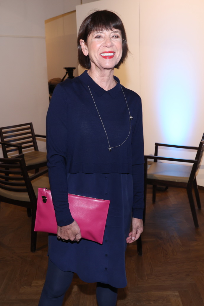 Hlavní roli v celém looku sehrály zlatý náhrdelník a především výrazně růžová kabelka.