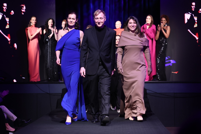 V závěru přehlídky se na mole ukázala také autorka všech krásných šatů, módní návrhářka Martina Pipková Loudová (vpravo).