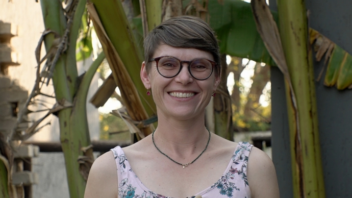 Lucka žije v zahraničí se svým manželem a třemi dětmi.