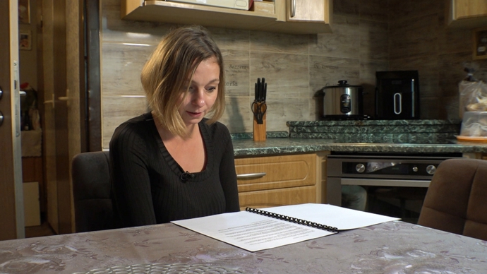 Ivana při čtení manuálu.