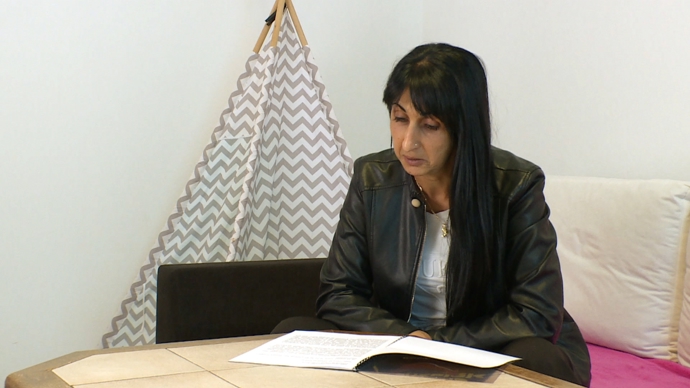 Veronika při čtení manuálu.