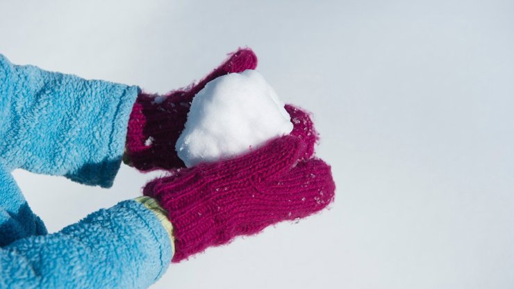 Jako děti jsme tomu nevěnovali pozornost a sníh klidně jedli. Dnes je však plný jedovatých látek, které škodí našemu zdraví.