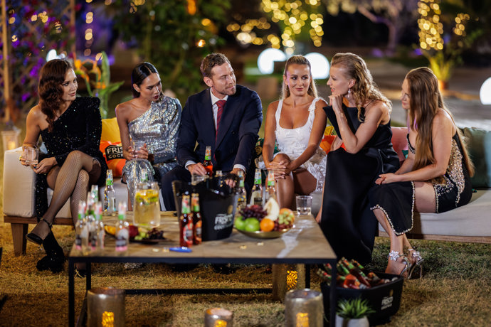 Cocktail party se tentokrát nevydařila. 