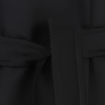 K mání jsou i kousky se zapínáním na knoflíky, ale pásek v pase ze stejné látky, kterou tvoří dvojitá vlna s kašmírem, zdůrazňuje ženskou siluetu.