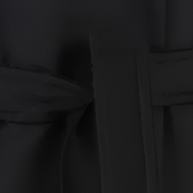 K mání jsou i kousky se zapínáním na knoflíky, ale pásek v pase ze stejné látky, kterou tvoří dvojitá vlna s kašmírem, zdůrazňuje ženskou siluetu.