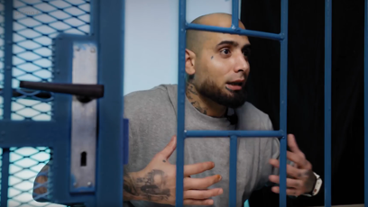 FOTO: Vinu hází na ní.