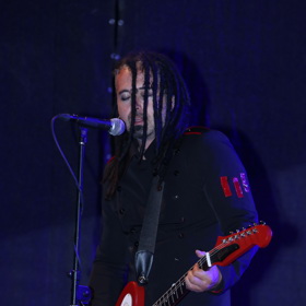 Kytarista Pepa Bolan byl v Burundi dvakrát zatčený.