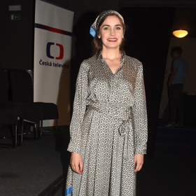 Podle herečky jsou šaty skvělým návratem k ženskosti. 